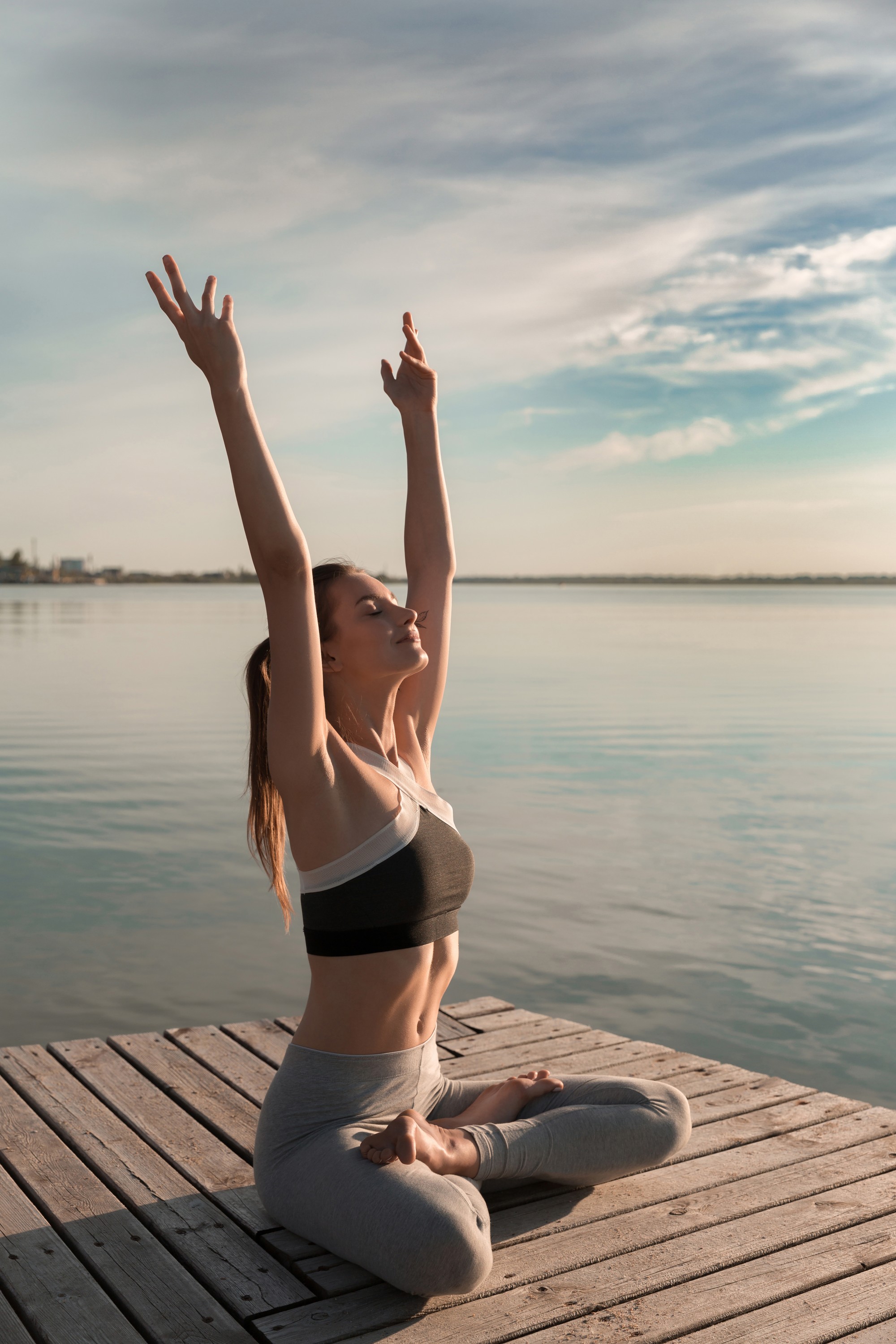 yoga zen au bord de l'eau